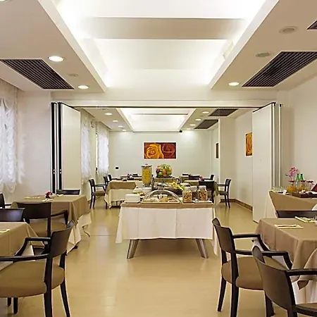 Palace 2000 Hotel 4*
