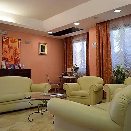 Palace 2000 Hotel 4*